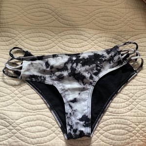 black and white tie dye bikini bottoms scrunch a little on the back part